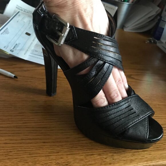 ⬇️🎉PRICE DROP🎉 ⬇️Cute Michael Kors Strappy Black Pump - Picture 3 of 7